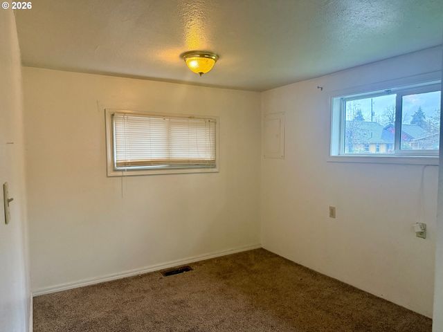 1323 HAWTHORNE St, Sweet Home, OR 97386