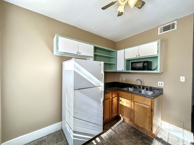 2023 YOUNG AVE, Memphis, TN 38104