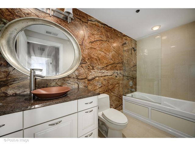 150 W Superior Street 1404, Chicago, IL 60610