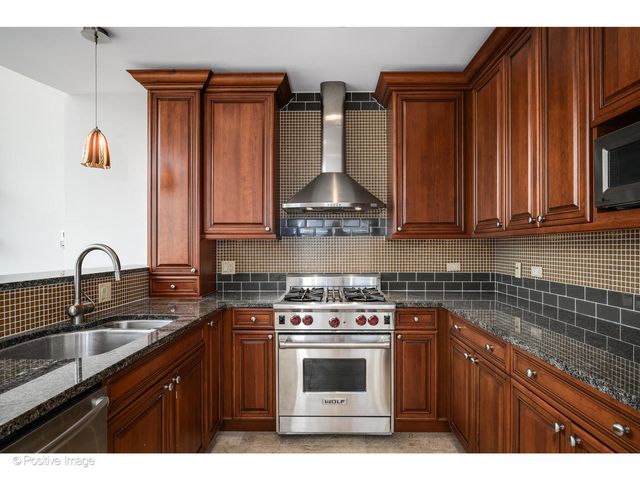 150 W Superior Street 1404, Chicago, IL 60610