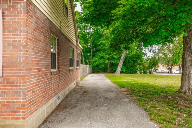 572 Hawkins Dr, Gallatin, TN 37066