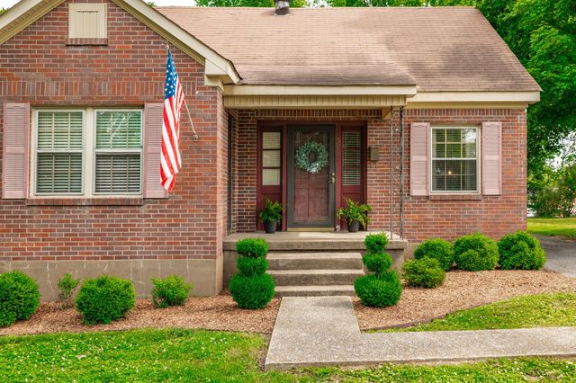 572 Hawkins Dr, Gallatin, TN 37066