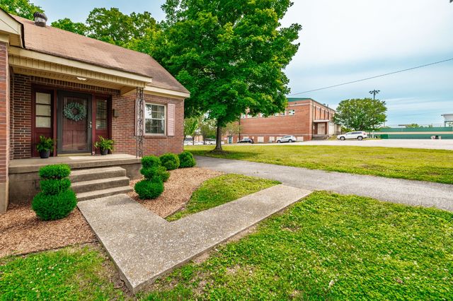 572 Hawkins Dr, Gallatin, TN 37066