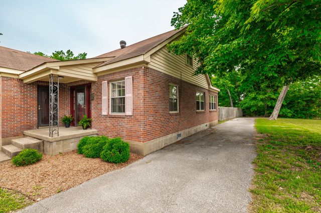 572 Hawkins Dr, Gallatin, TN 37066