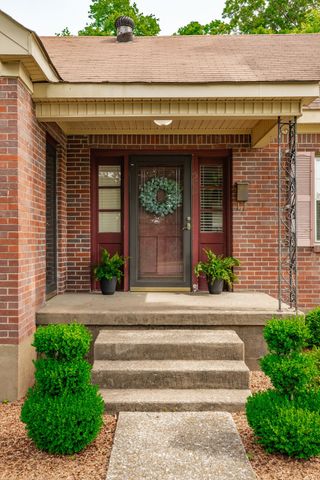 572 Hawkins Dr, Gallatin, TN 37066