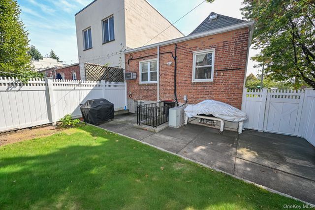 7601 58th Road, Middle Village, NY 11379