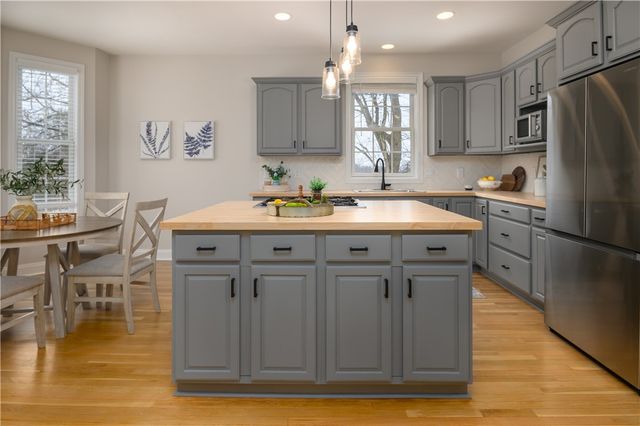 100 Summerlawn Dr, Bell Acres, PA 15143