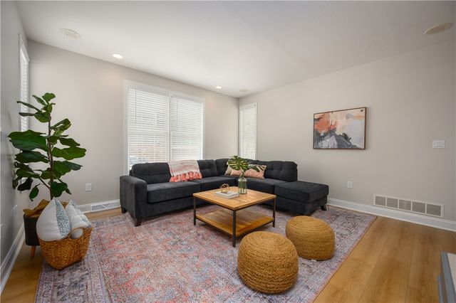 100 Summerlawn Dr, Bell Acres, PA 15143