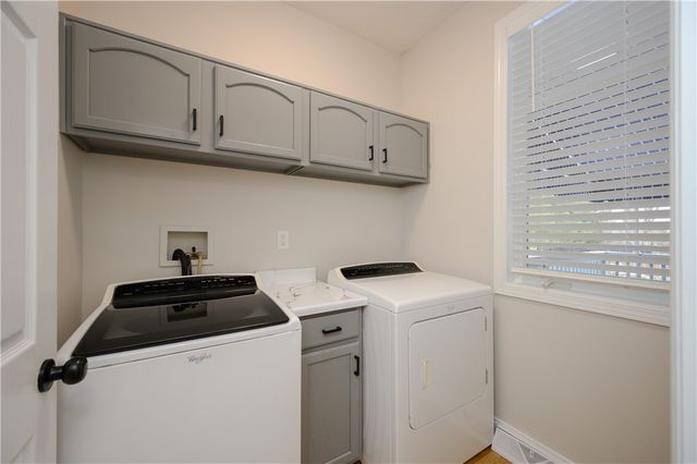 100 Summerlawn Dr, Bell Acres, PA 15143