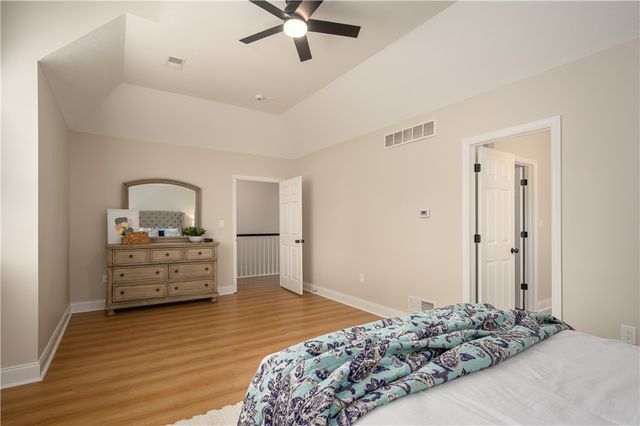 100 Summerlawn Dr, Bell Acres, PA 15143