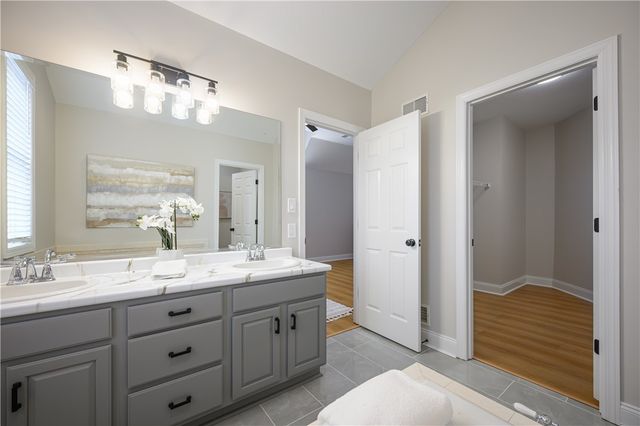 100 Summerlawn Dr, Bell Acres, PA 15143