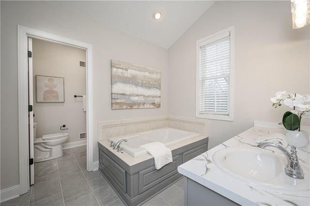 100 Summerlawn Dr, Bell Acres, PA 15143