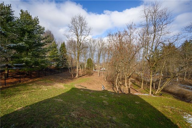 100 Summerlawn Dr, Bell Acres, PA 15143