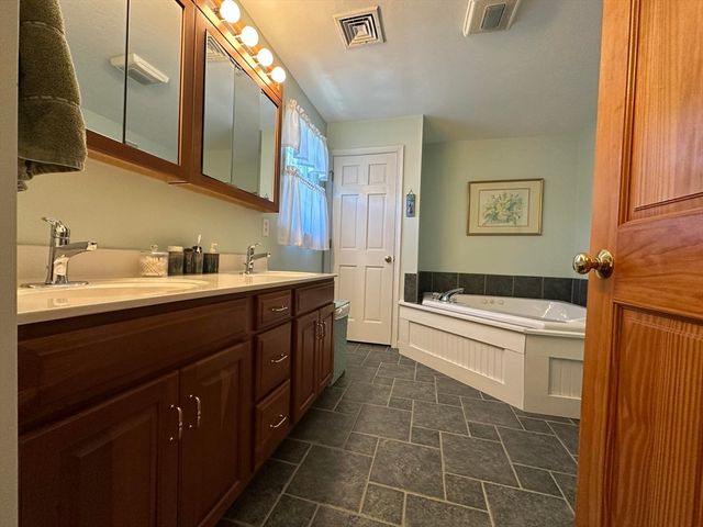 12 Gordon Ln, Yarmouth, MA 02675