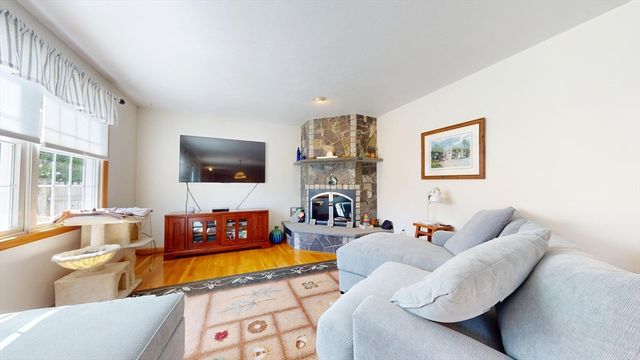 12 Gordon Ln, Yarmouth, MA 02675