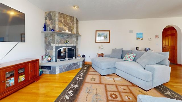 12 Gordon Ln, Yarmouth, MA 02675