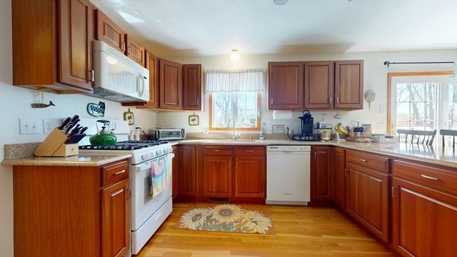 12 Gordon Ln, Yarmouth, MA 02675