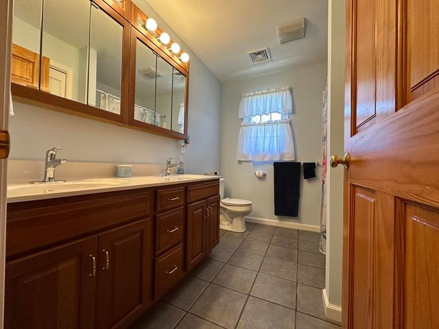 12 Gordon Ln, Yarmouth, MA 02675