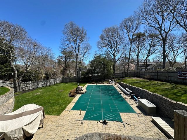 12 Gordon Ln, Yarmouth, MA 02675
