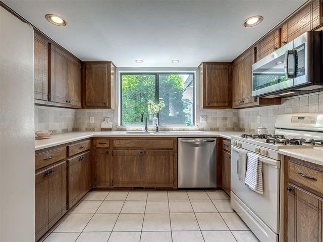 2121 Stepping Stone Trail, Edmond, OK 73013