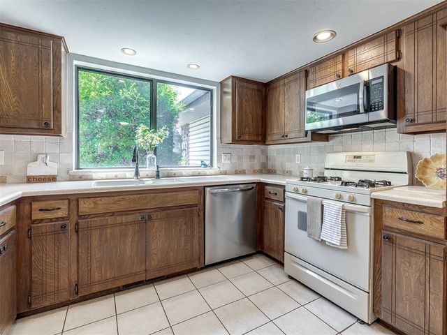 2121 Stepping Stone Trail, Edmond, OK 73013
