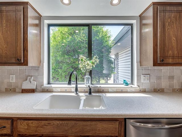 2121 Stepping Stone Trail, Edmond, OK 73013