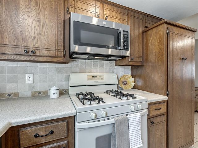 2121 Stepping Stone Trail, Edmond, OK 73013