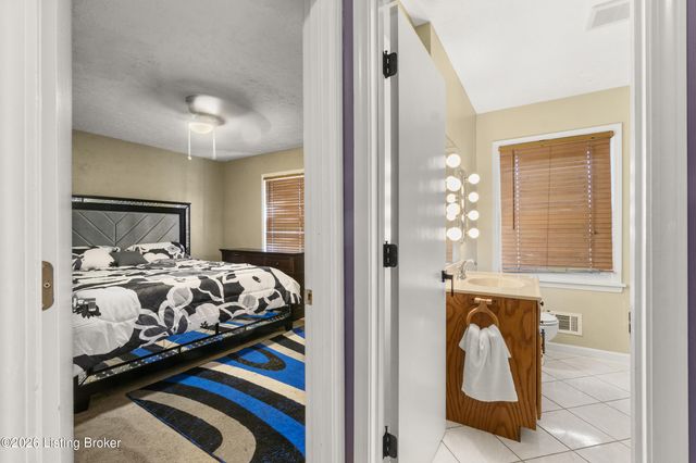 5010 Volney Ct, Louisville, KY 40291