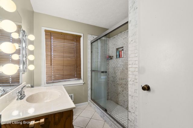 5010 Volney Ct, Louisville, KY 40291