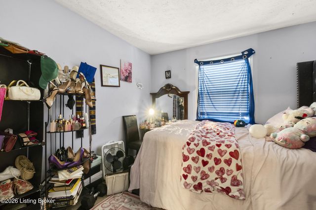 5010 Volney Ct, Louisville, KY 40291