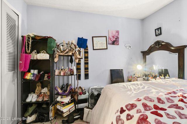 5010 Volney Ct, Louisville, KY 40291