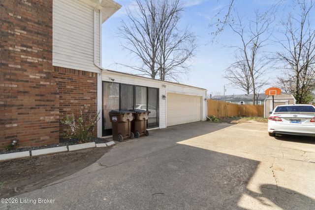 5010 Volney Ct, Louisville, KY 40291