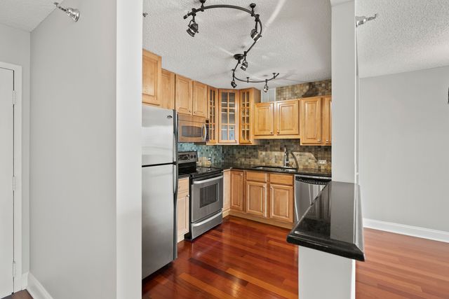 33 W Delaware Place 17H, Chicago, IL 60610