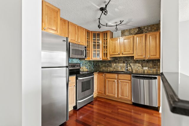 33 W Delaware Place 17H, Chicago, IL 60610