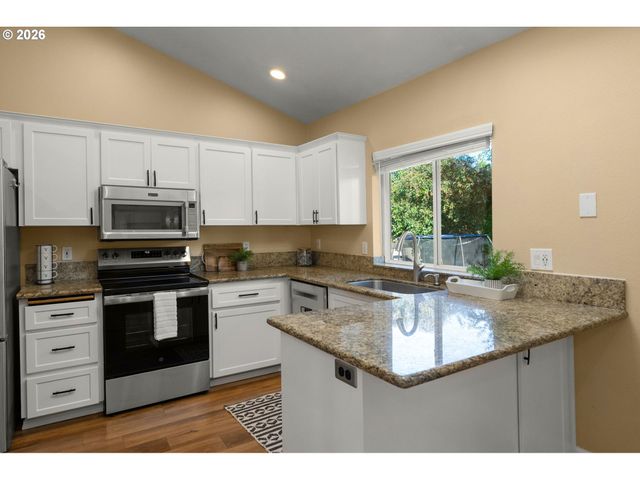 283 Ne LENOX St, Hillsboro, OR 97124