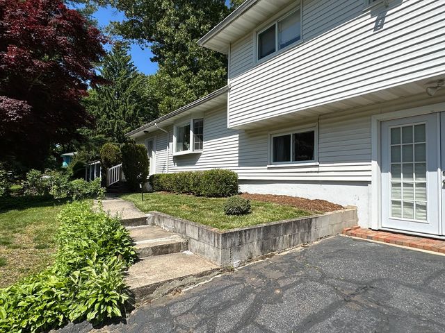 39 Mohawk Drive, Norwalk, CT 06851