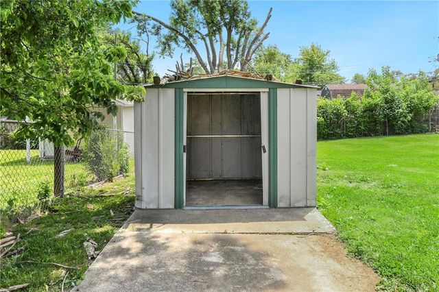 4921 CREST Drive, Kansas City, KS 66106