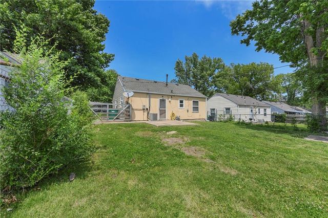 4921 CREST Drive, Kansas City, KS 66106