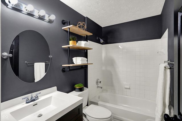 8120 Glenwillow Lane 205, Indianapolis, IN 46278