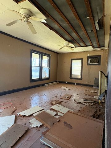 107 S Beeman Street, Pineville, MO 64856