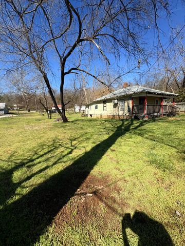 107 S Beeman Street, Pineville, MO 64856