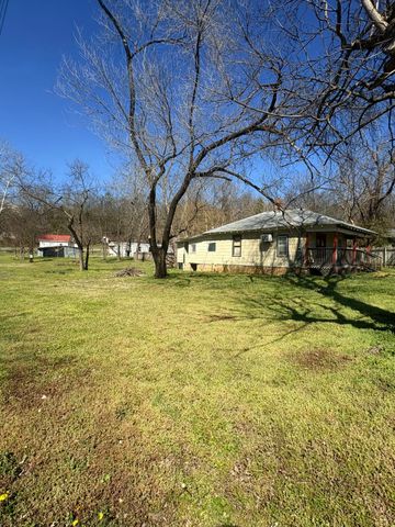 107 S Beeman Street, Pineville, MO 64856