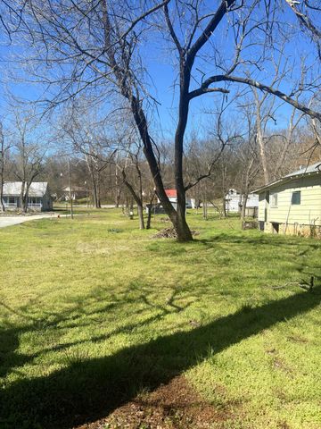 107 S Beeman Street, Pineville, MO 64856