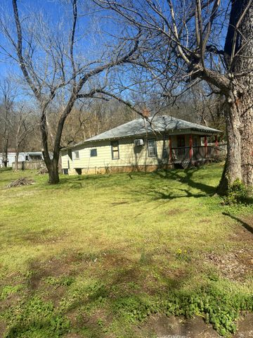 107 S Beeman Street, Pineville, MO 64856