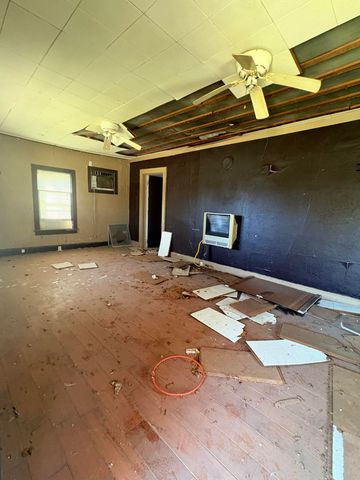 107 S Beeman Street, Pineville, MO 64856