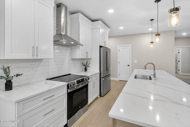 607 Vly Pointe Drive, Niskayuna, NY 12309