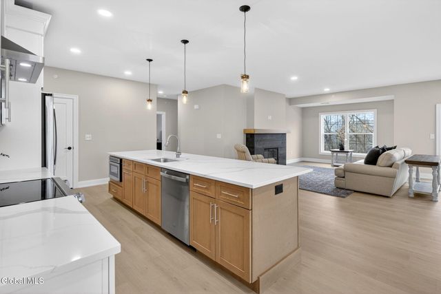 607 Vly Pointe Drive, Niskayuna, NY 12309