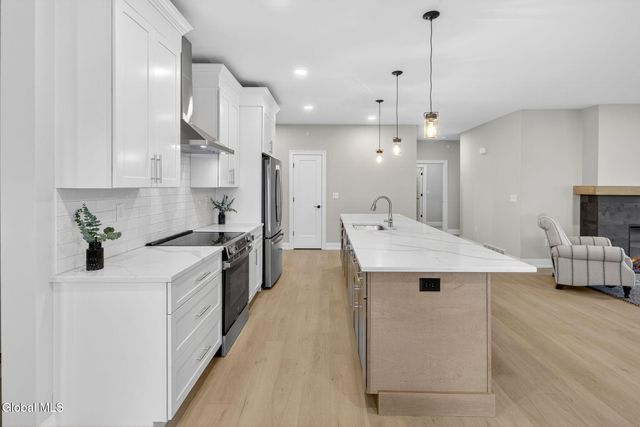 607 Vly Pointe Drive, Niskayuna, NY 12309