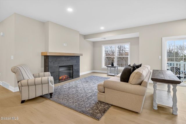 607 Vly Pointe Drive, Niskayuna, NY 12309