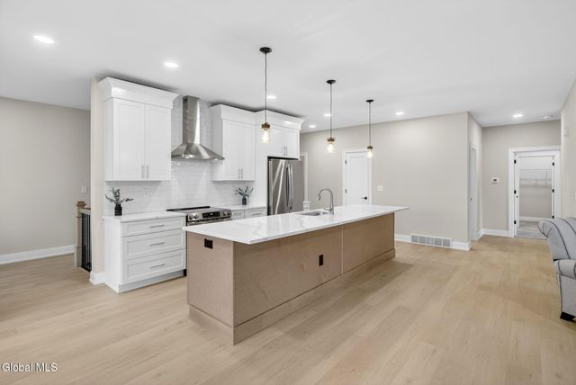 607 Vly Pointe Drive, Niskayuna, NY 12309